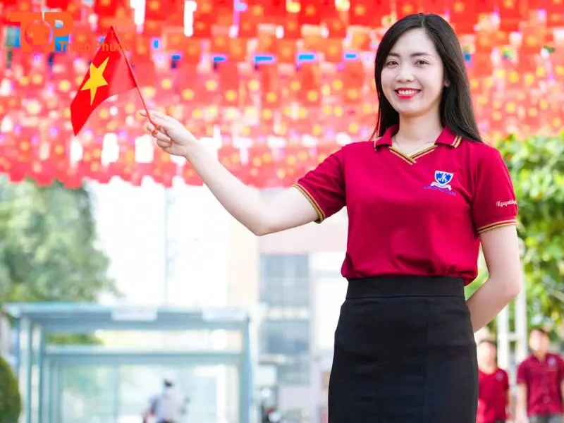 Đồng phục trường đại học Nguyễn Tất Thành Phong Cách, Năng Động 10 Áo thun có cổ (Polo) màu đỏ phù hợp cho các hoạt động ngoại khóa, thể dục thể thao