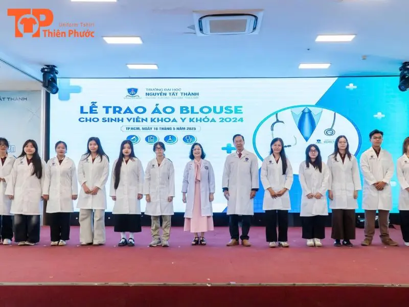 Đồng phục trường đại học Nguyễn Tất Thành Phong Cách, Năng Động 14 Áo Blouse đồng phụ với các ngành học liên quan đến sức khỏe