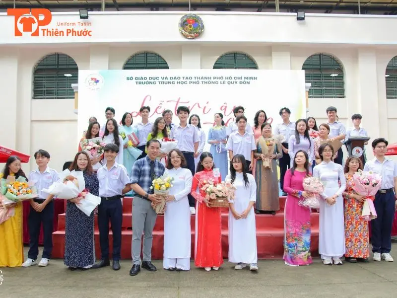 Áo dài đồng phục với màu trắng tinh khôi
