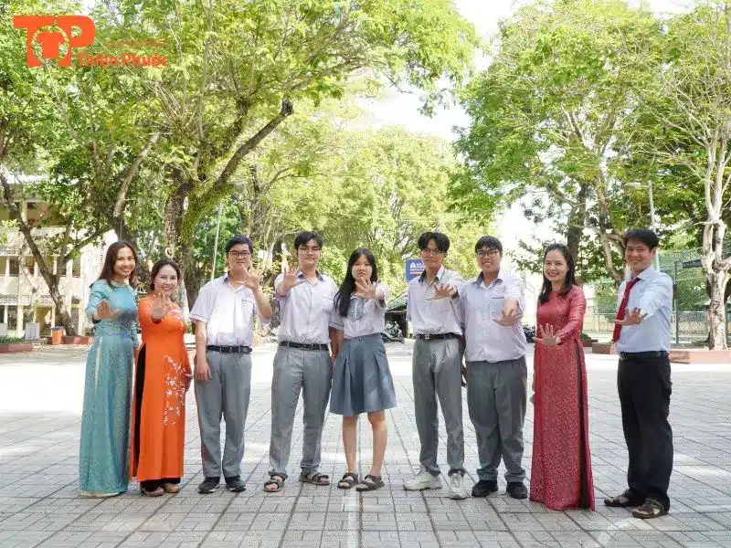 Đồng phục áo sơ mi trường THPT Hùng Vương đơn giản, form suông