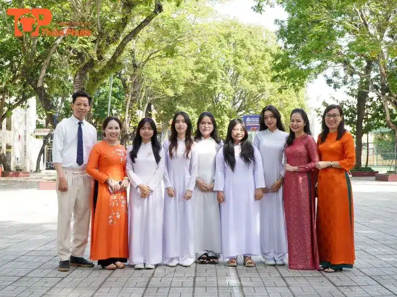 Mẫu áo dài đồng phục Hùng Vương theo kiểu truyền thống, tối giản