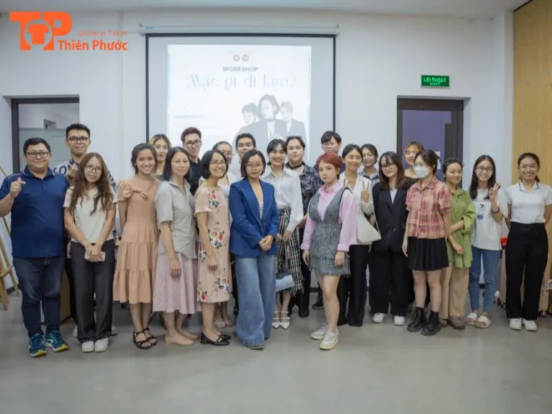 Sinh viên cần mặc trang phục công sở gọn gàng