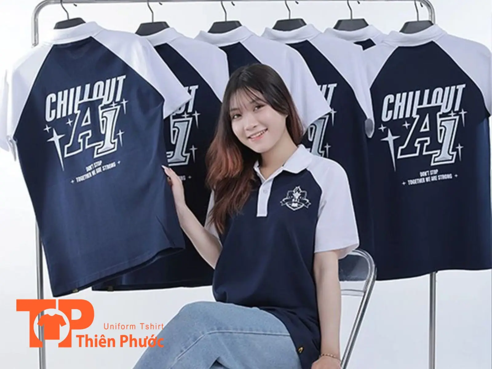 Logo áo lớp ngầu với màu sắc trội, tương phản