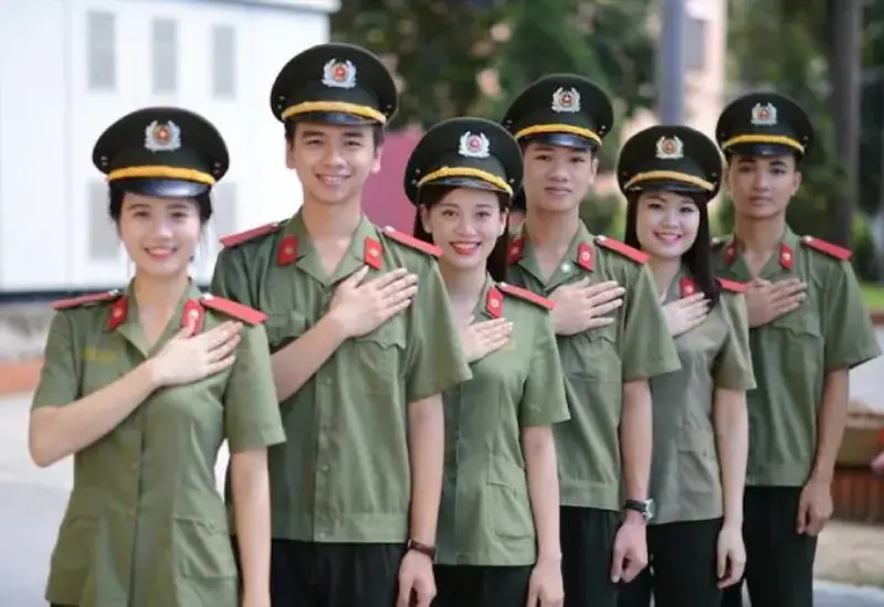 Mẫu quân phục thường ngày được thiết kế tiện lợi, đảm bảo sự cơ động cho cán bộ, chiến sĩ.