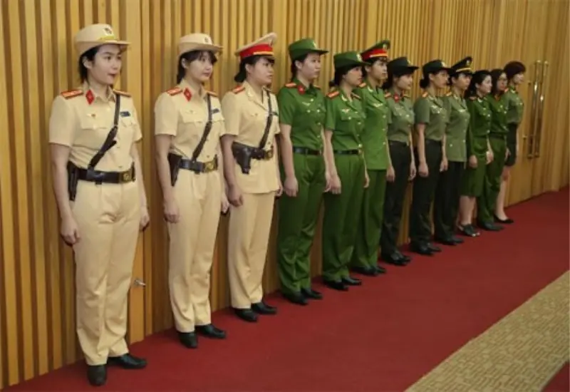 Lễ phục công an được sử dụng trong các buổi lễ trang trọng, thể hiện sự chỉnh tề và uy nghiêm.