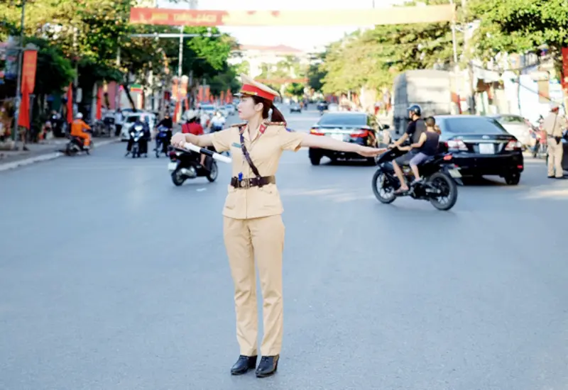Trang phục chuyên ngành của cảnh sát giao thông. 