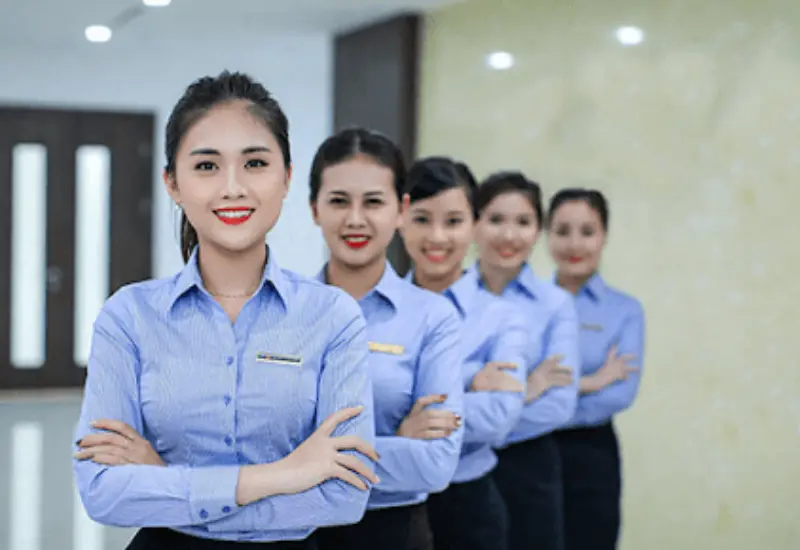 Các màu sắc áo sơ mi đồng phục phổ biến mang lại vẻ ngoài lịch sự và nhã nhặn.