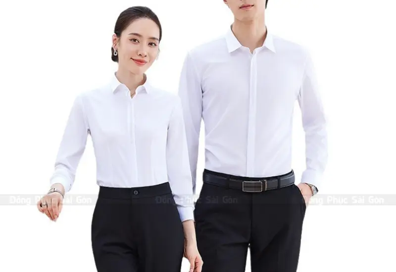Chiếc áo phông cổ tim họa tiết sọc ngang
