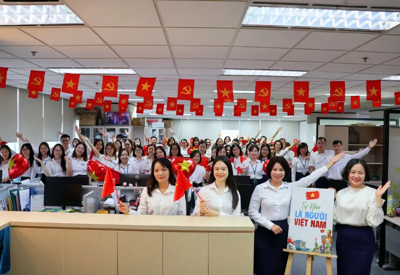 Đặt may theo yêu cầu giúp doanh nghiệp dễ dàng in thêu logo và đồng bộ hình ảnh.