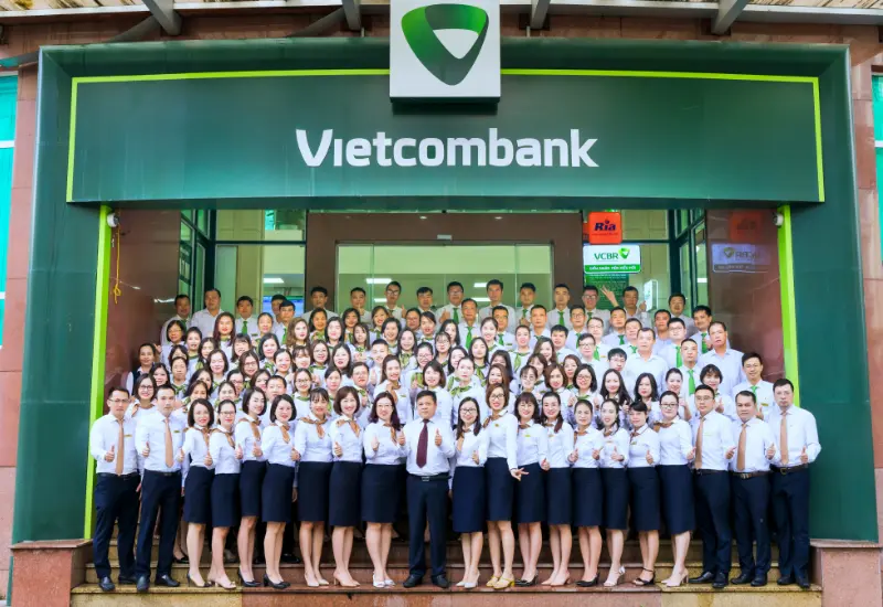 Đặt may theo yêu cầu giúp doanh nghiệp dễ dàng in thêu logo và đồng bộ hình ảnh.