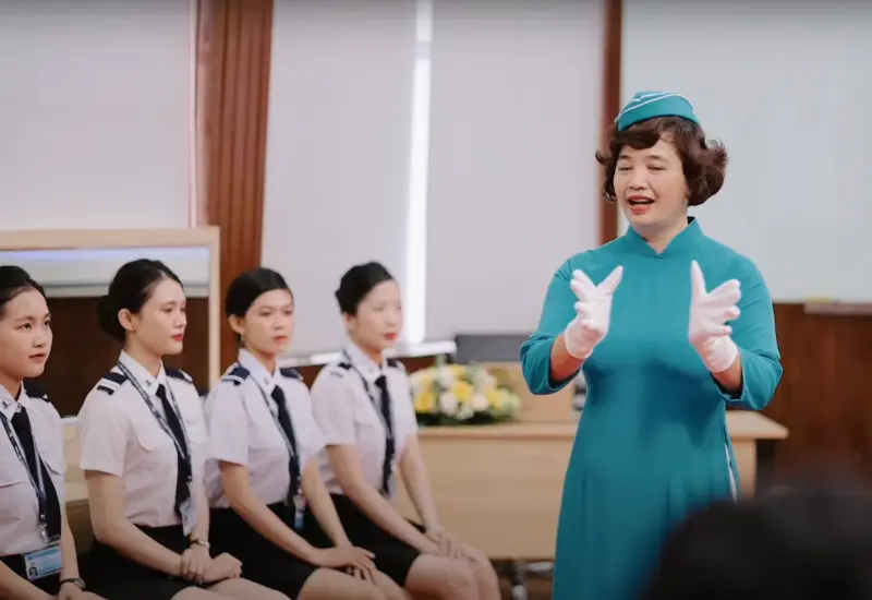 Đồng phục học viện hàng không: Quy định & Bộ sưu tập mẫu chuẩn VAA 8 Đồng phục giảng viên Học viện Hàng không – trang trọng, uy nghiêm và thể hiện rõ vai trò quản lý.