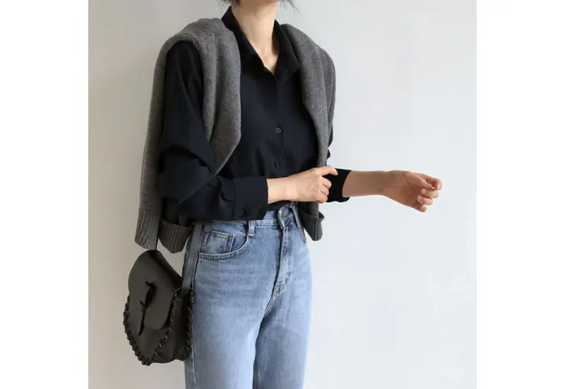 Sơ mi đen phối quần gì nữ – gợi ý mix & match thanh lịch và thời thượng 14 Kết hợp sơ mi đen với quần jeans tạo nên outfit năng động và trẻ trung.