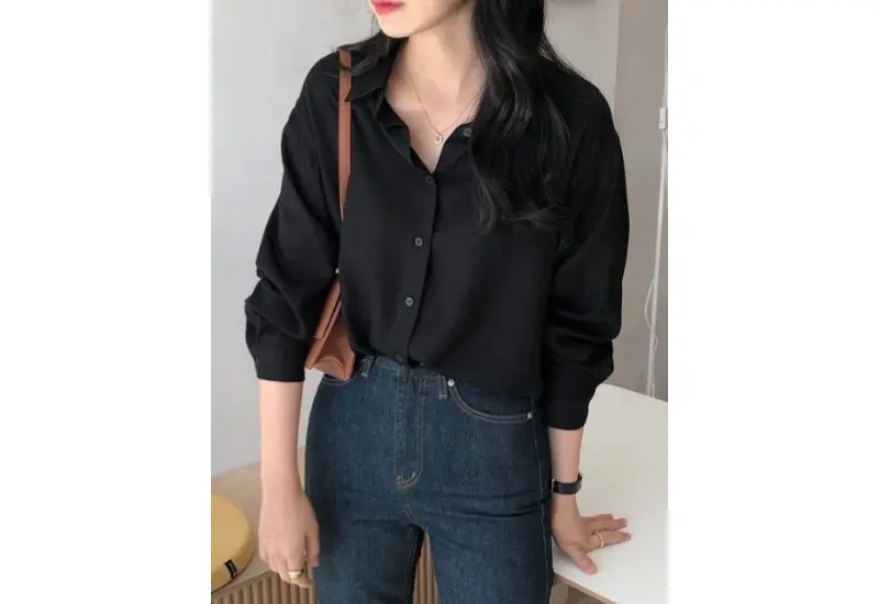 Sơ mi đen phối quần gì nữ – gợi ý mix & match thanh lịch và thời thượng 17 Sơ mi đen khi kết hợp với quần jeans tạo vẻ ngoài sành điệu và thoải mái.