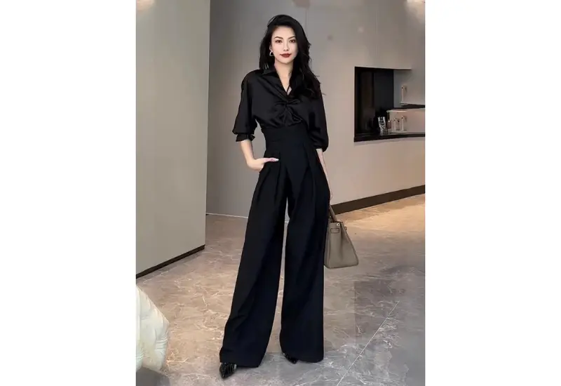 Sơ mi đen phối quần gì nữ – gợi ý mix & match thanh lịch và thời thượng 18 Phối sơ mi đen cùng quần ống rộng giúp tổng thể trang phục thêm sang trọng.