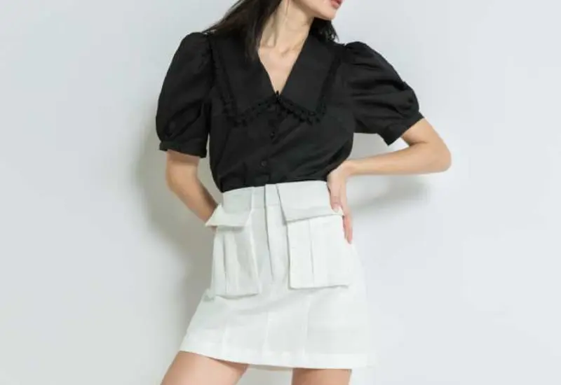 Sơ mi đen phối quần gì nữ – gợi ý mix & match thanh lịch và thời thượng 20 Chân váy chữ A kết hợp với sơ mi đen giúp tôn dáng và trẻ trung hơn.