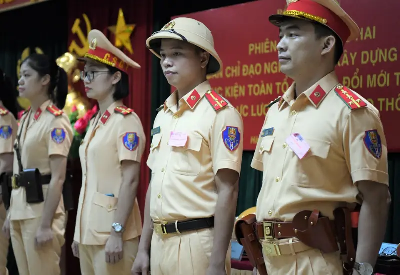 Việc nhận biết trang phục CSGT giúp người dân tuân thủ hiệu lệnh và đảm bảo an toàn khi tham gia giao thông.