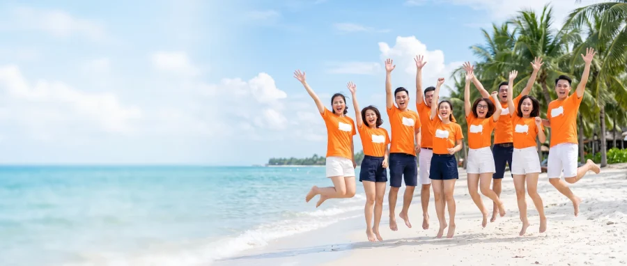 Nhân viên mặc áo team building đi biển