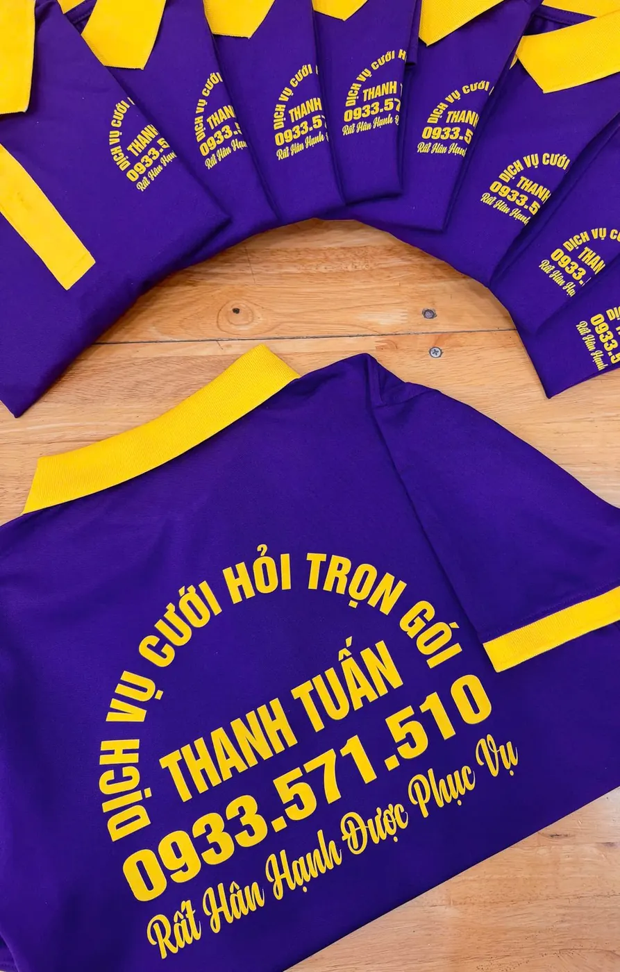 In Chữ Lên Áo Thun Theo Yêu Cầu: Chọn Kỹ Thuật, Font Chữ & Kích Thước Chuẩn 23 In chữ quảng cáo dịch vụ trên áo polo – Đồng Phục Thiên Phước