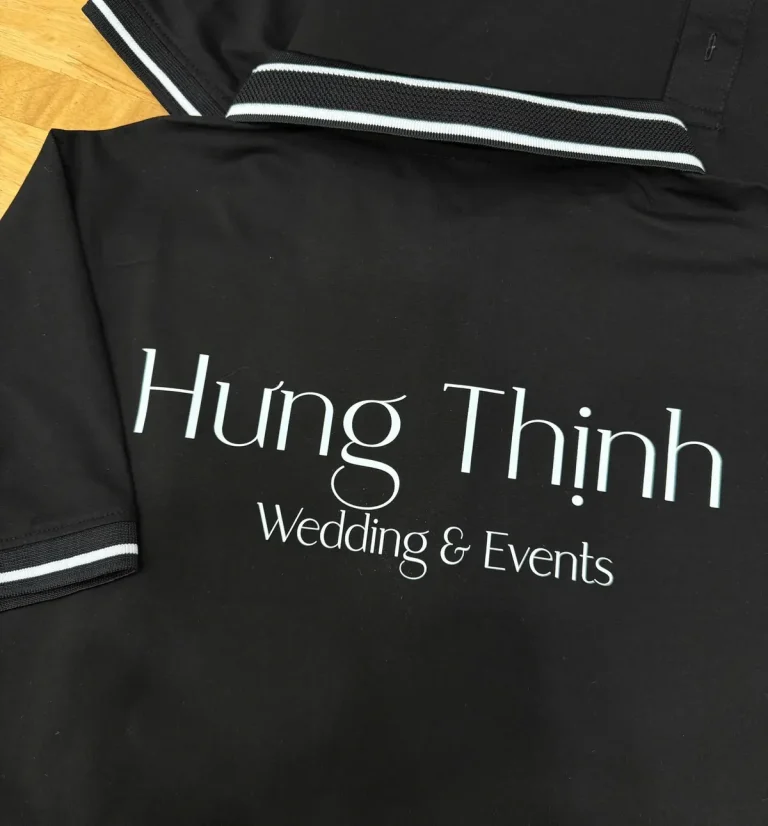 In Chữ Lên Áo Thun Theo Yêu Cầu: Chọn Kỹ Thuật, Font Chữ & Kích Thước Chuẩn 21 In chữ tên thương hiệu lưng áo polo – Đồng Phục Thiên Phước