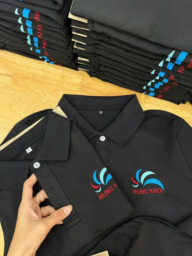 In Decal Lên Áo: Decal Màu Đa Sắc, Decal Cắt & Ứng Dụng Cho Áo Đồng Phục 28 In decal logo trên áo polo đen – Đồng Phục Thiên Phước