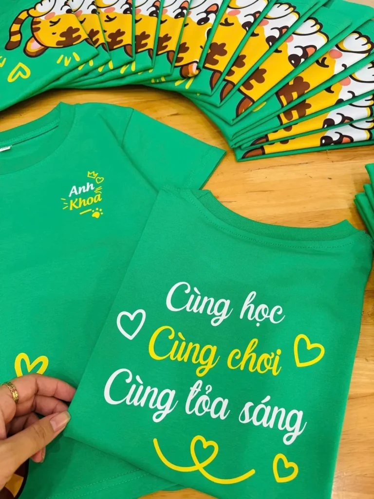 In Lụa Là Gì? Nguyên Lý, Quy Trình & Cách Ứng Dụng In Lụa Cho Áo Đồng Phục 23 In lụa 2 màu trên áo thun xanh lá – Đồng Phục Thiên Phước