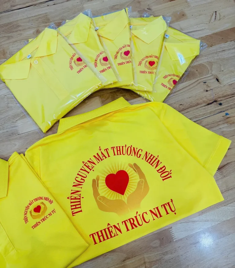 In Lụa Là Gì? Nguyên Lý, Quy Trình & Cách Ứng Dụng In Lụa Cho Áo Đồng Phục 33 In lụa đỏ áo polo vàng nhóm thiện nguyện – Đồng Phục Thiên Phước